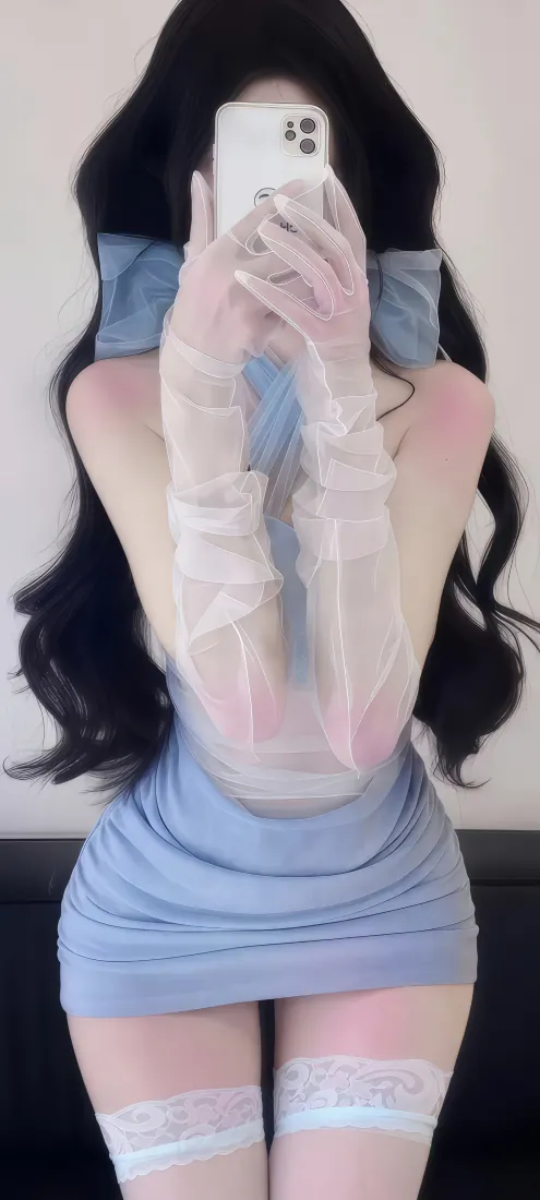 黑长卷发女生穿蓝色包臀短裙，戴白纱长手套对镜自拍，搭配白色蕾丝过膝袜。