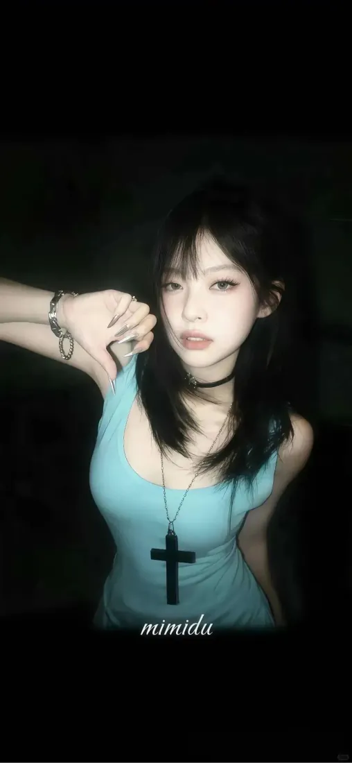 暗调环境中穿湖蓝色背心的黑发少女，佩戴十字架项链与choker，胶片质感自拍。