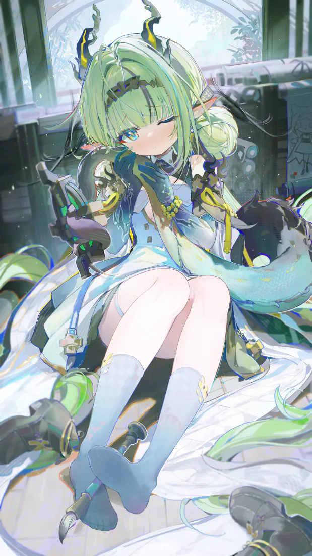 绿发龙角精灵耳二次元少女坐姿，眨眼wink，身着蓝白服饰搭配白袜